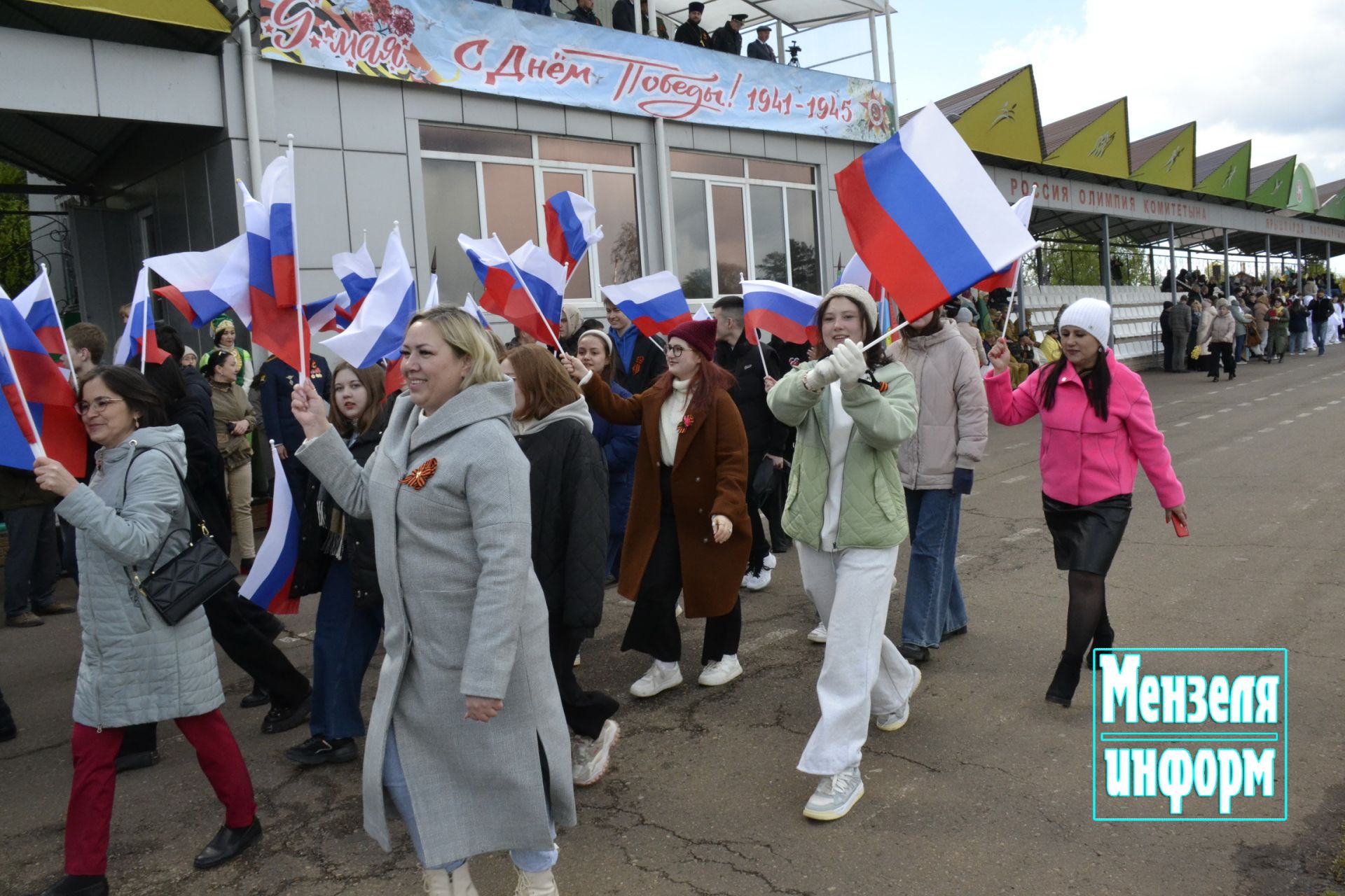 Торжественное шествие колонн трудовых коллективов и образовательных учреждений Мензелинска на центральном стадионе