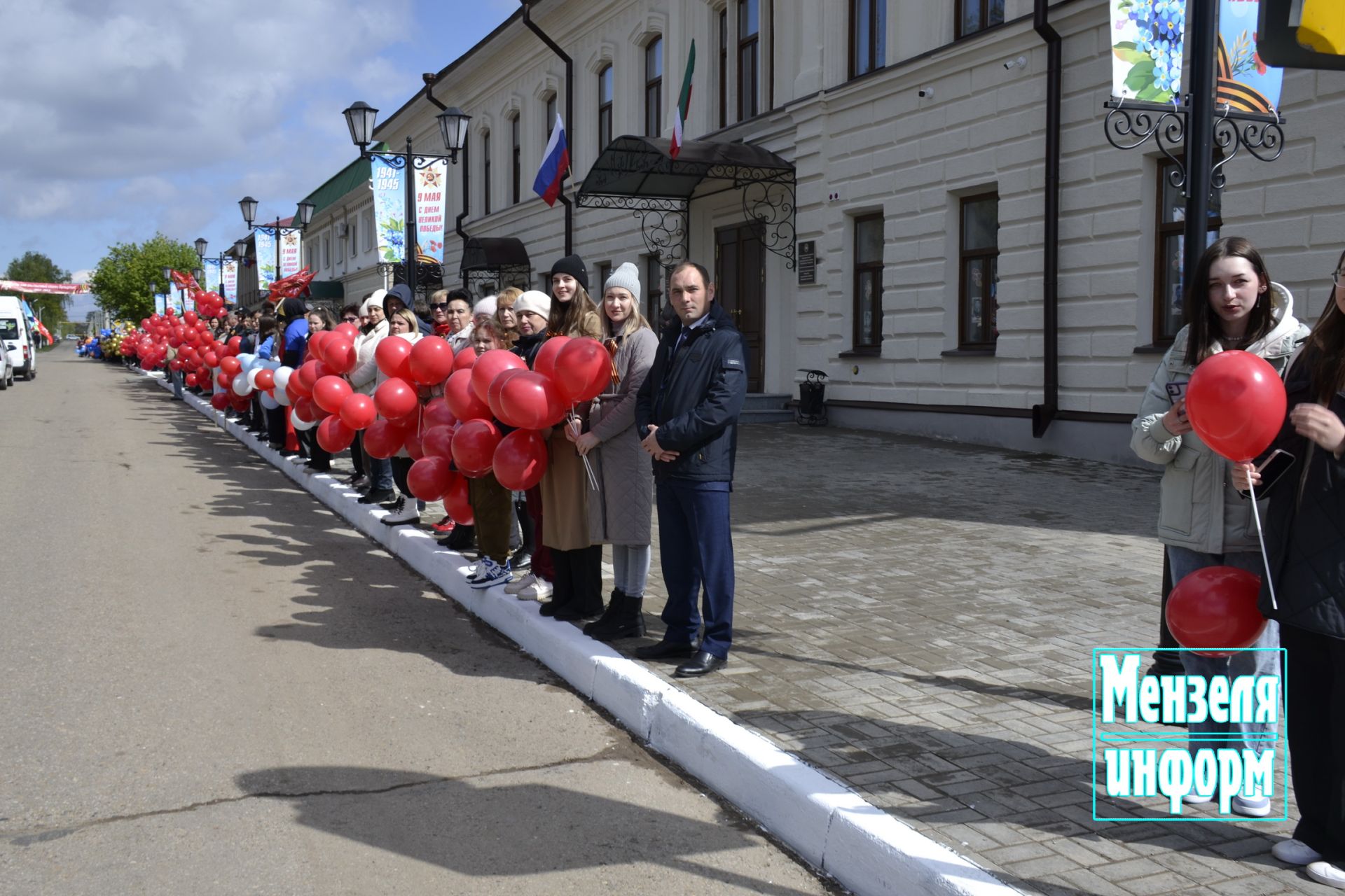 Улицы Мензелинска в праздник 9 Мая обрели торжественный вид