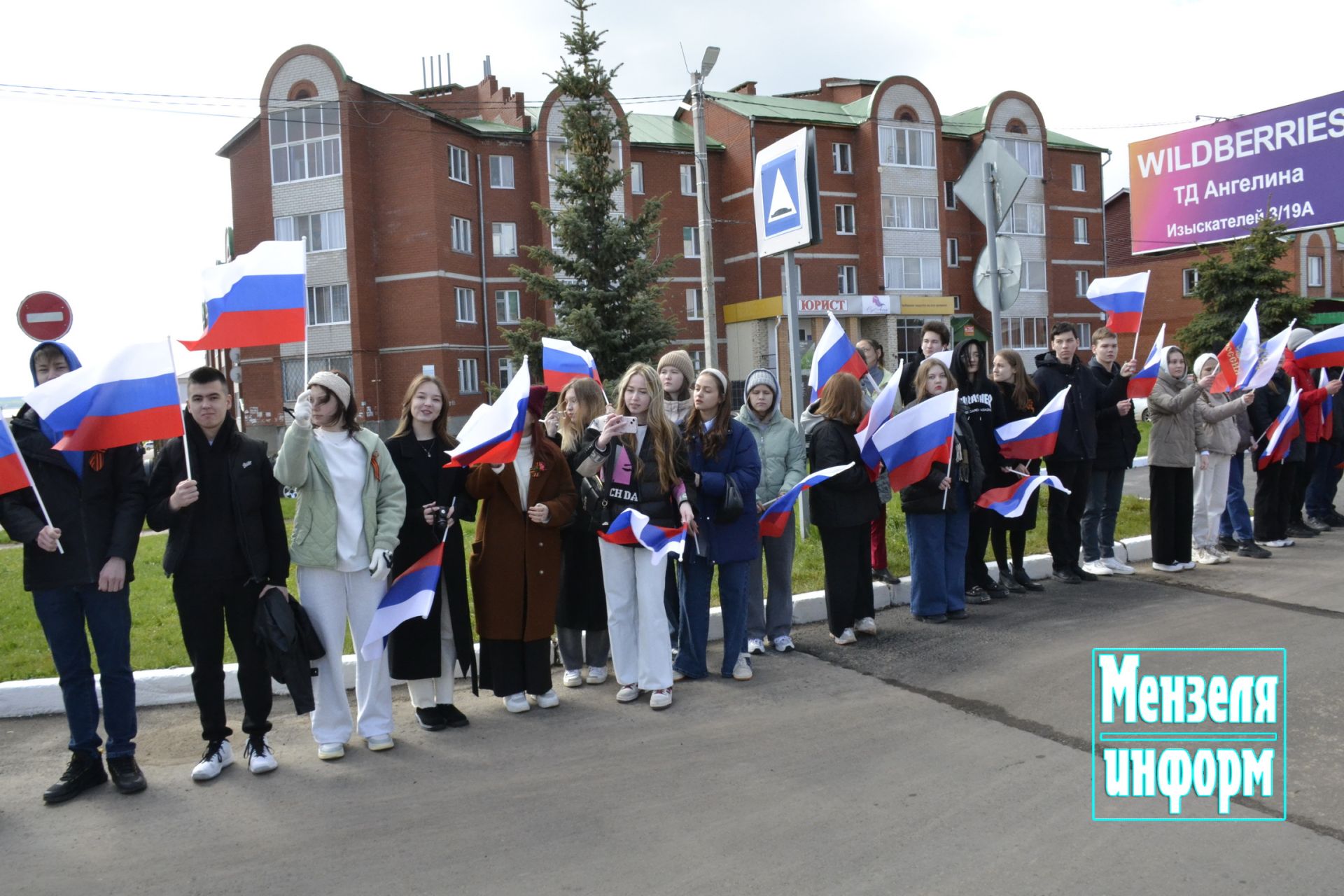 Улицы Мензелинска в праздник 9 Мая обрели торжественный вид