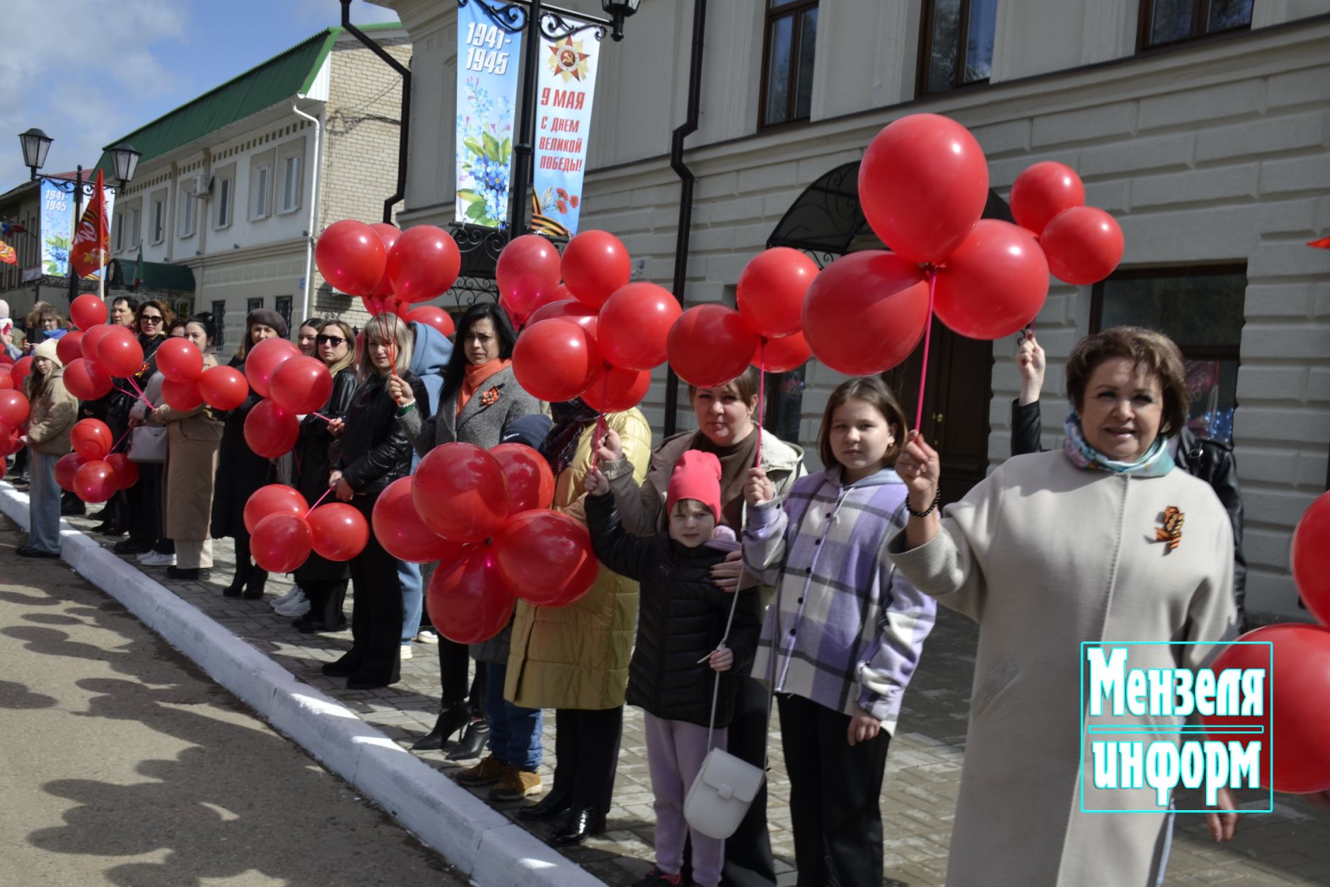 Улицы Мензелинска в праздник 9 Мая обрели торжественный вид