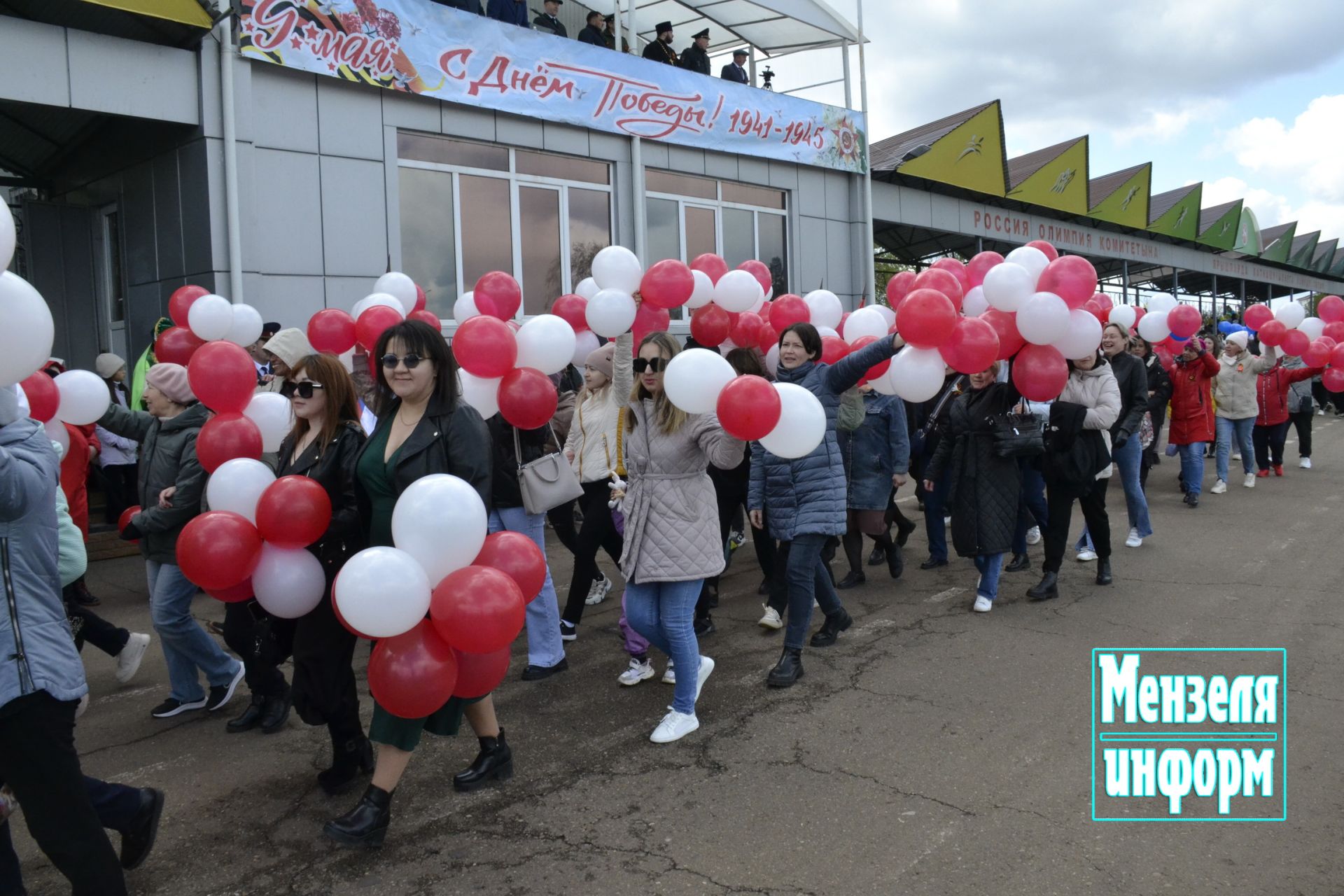 Торжественное шествие колонн трудовых коллективов и образовательных учреждений Мензелинска на центральном стадионе