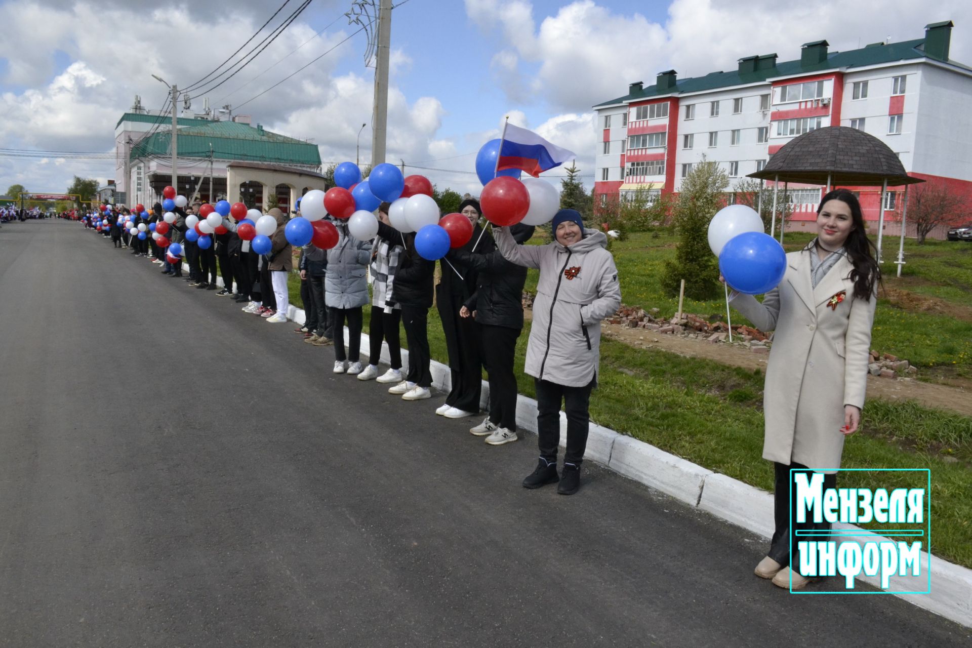 Улицы Мензелинска в праздник 9 Мая обрели торжественный вид