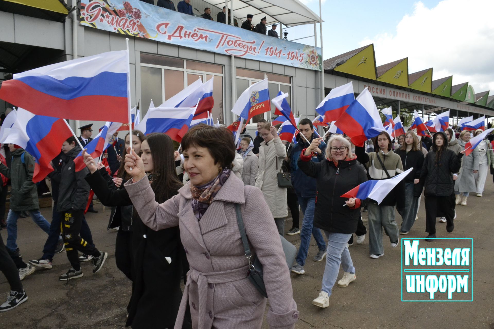 Торжественное шествие колонн трудовых коллективов и образовательных учреждений Мензелинска на центральном стадионе