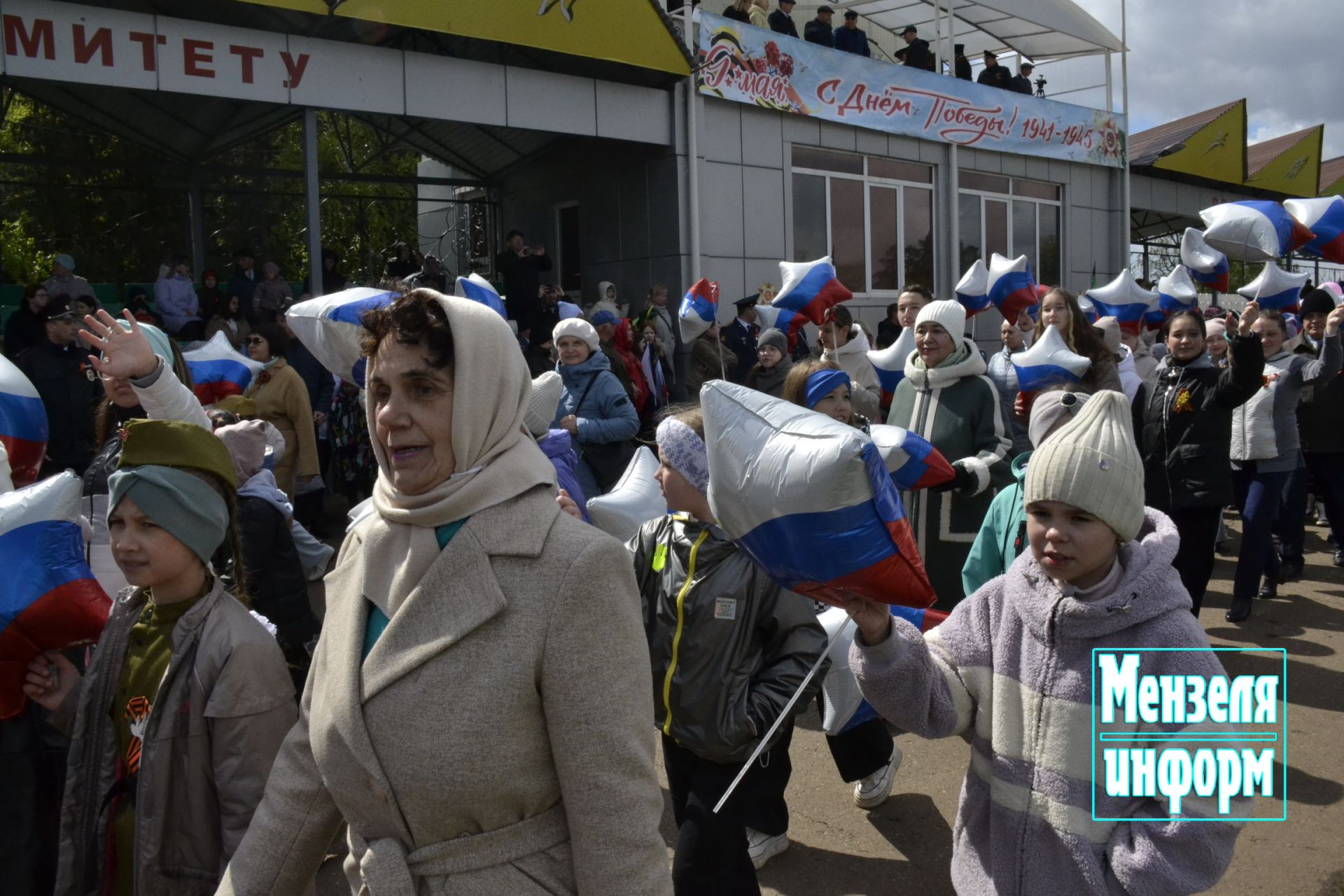 Торжественное шествие колонн трудовых коллективов и образовательных учреждений Мензелинска на центральном стадионе