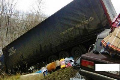 Видео: В Татарстане легковушка влетела в прицеп вылетевшей в кювет фуры