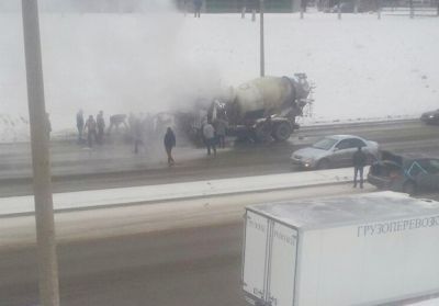 В Челнах бетономешалка сгорела прямо на дороге (видео)