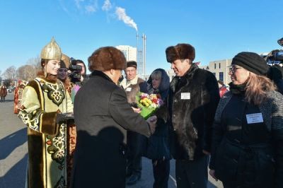 Ключи от двух автомобилей LADA GRANTA вручил Президент Республики Татарстан Рустам Минниханов Сергею Топорову, начальнику ПОУ «Мензелинской автомобильной школы»