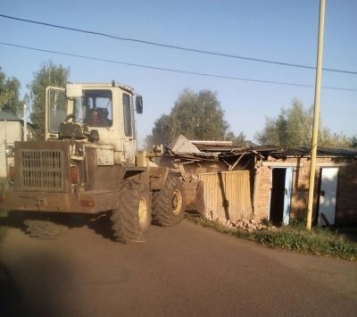 В Мензелинске расширяют дорогу, снося самовольные постройки