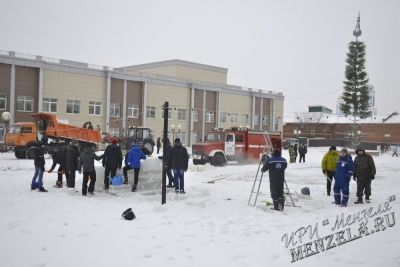 В центре Мензелинска полным ходом идут работы по украшению главной ёлки города