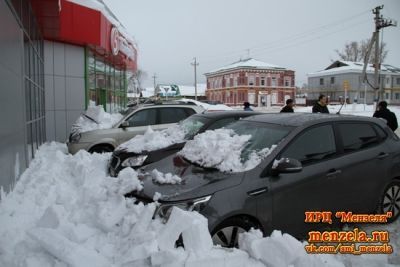 В Мензелинске на машины упала снежная глыба