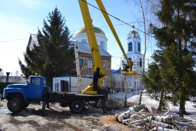 Это не заготовка дров, а подготовка площади. Для чего?