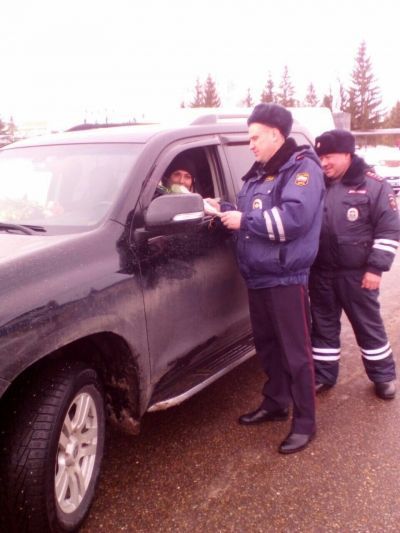 Цветы мензелинским автоледи от ГИБДД