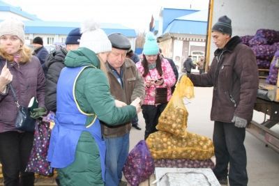 В Мензелинске состоялась ярмарка в честь ноябрьских праздников 