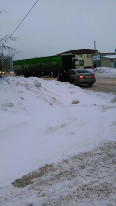 Фура перекрыла движение в Мензелинске