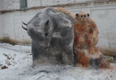 Снежный бычок из племпредприятия уже подружился с хозяйкой будущего года – Обезьяной