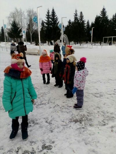 Мензелинские "звездочки" наряжали елку в парке М.Джалиля