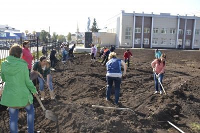 Учителя школ и воспитатели детских садов вносят свой вклад в благоустройство парка им.Мусы Джалиля