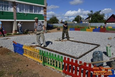 Депутаты помогают благоустроить детские площадки в Мензелинске