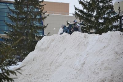 Мензелинские дети облюбовали горку в парке