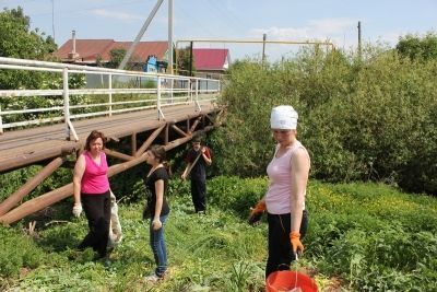 Скосили траву, собрали “чужой” мусор