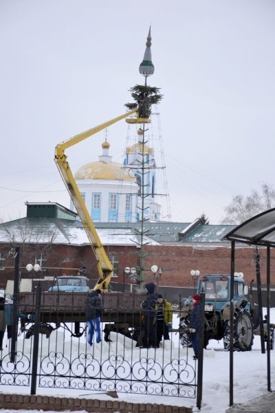 Начали устанавливать центральную ёлку Мензелинска