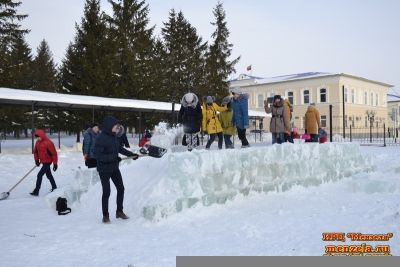 Учащиеся Мензелинского медицинского училища/техникума подготавливают центр города к Новому году