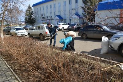 В Мензелинске продолжают проводить субботники и санитарные дни