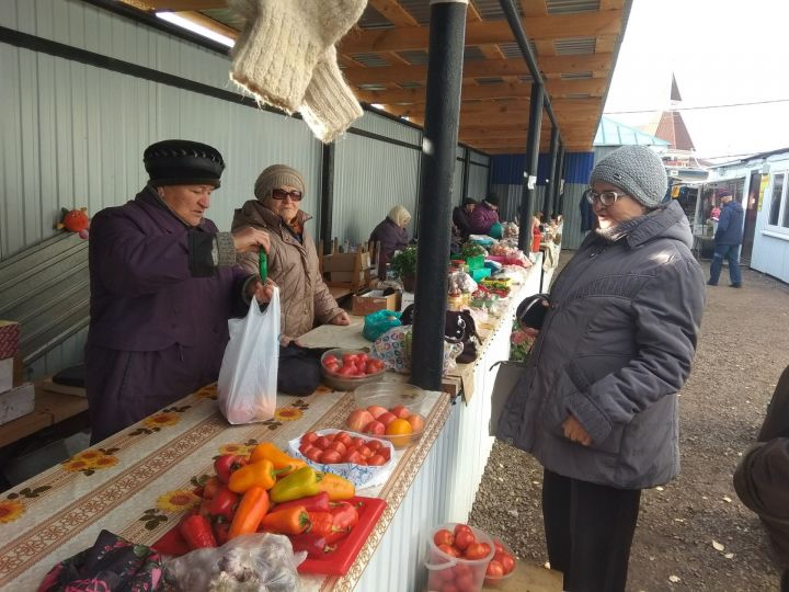 На мензелинском рынке спрос на яблоки есть, а товара нет