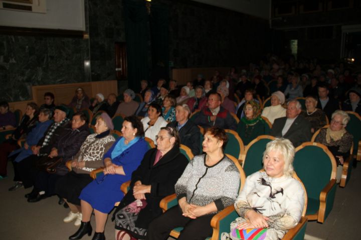 В Мензелинске поздравили пожилых и отметили 100-летие комсомола