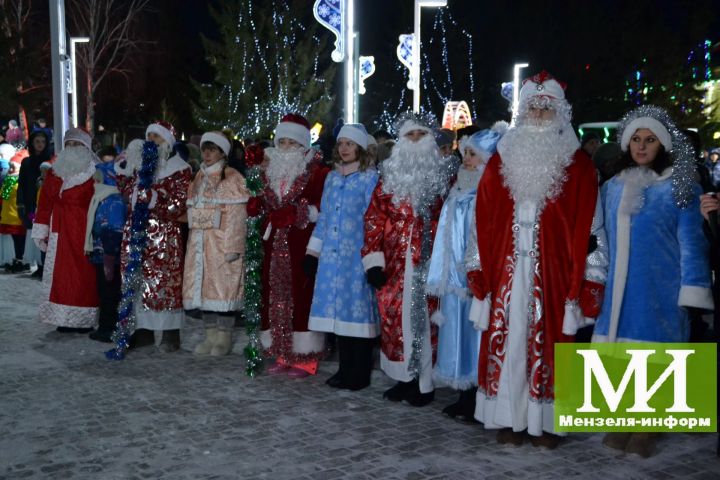 В Мензелинске торжественно открыли новогоднюю елку