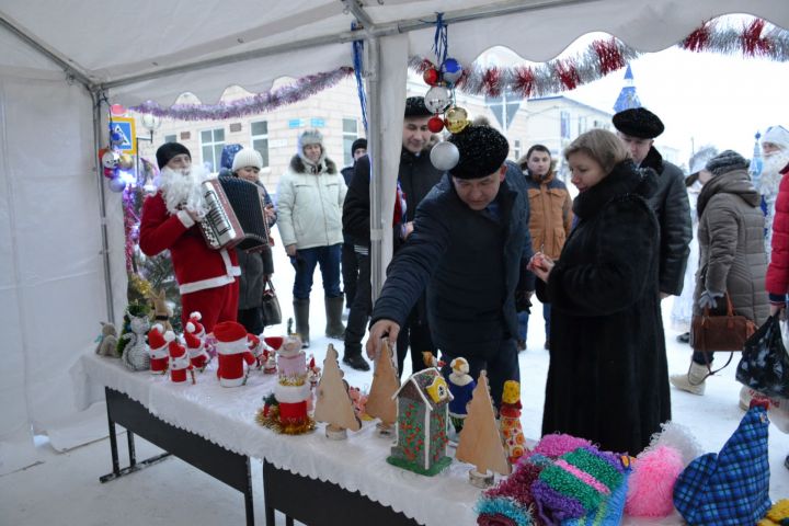 В Мензелинске состоялась новогодняя ярмарка