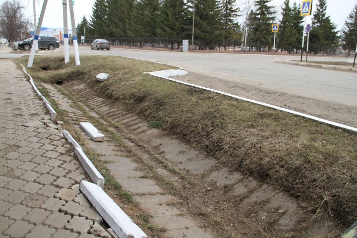 Забыли поставить бордюр на место