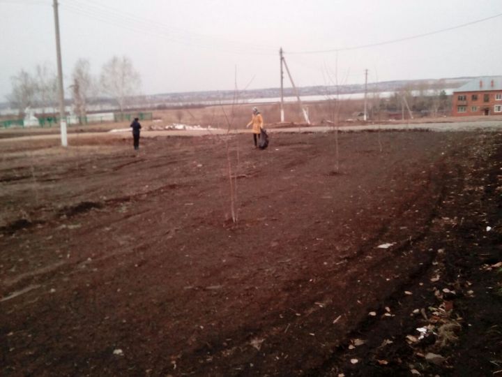 В им.Воровском сельском поселении в рамках санитарно-экологического двухмесячника работники и воспитанники  детского сада организовали субботник на территории и вокруг детского сада