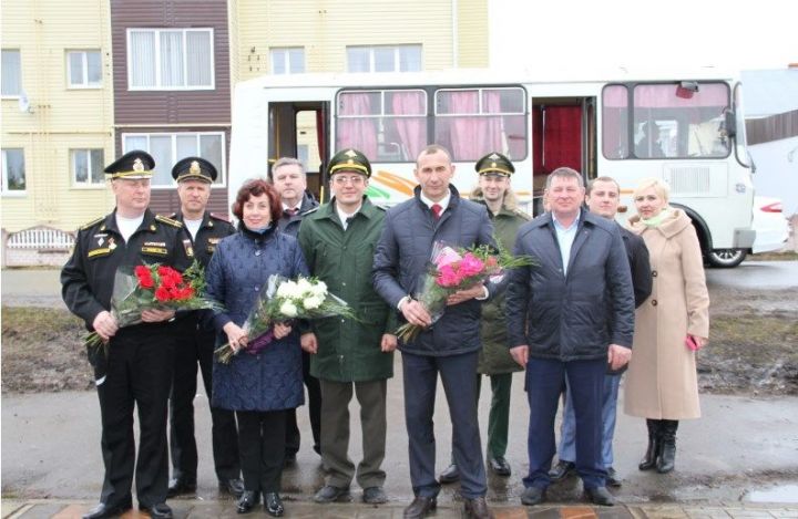 Гости из Севастополя возложили цветы памятнику в парке Победы