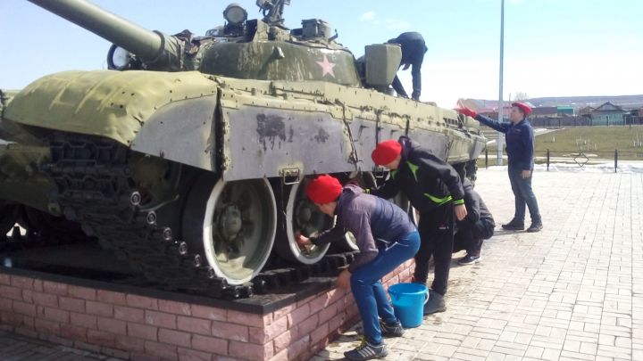 Мензелинские юнармейцы помыли боевую технику в парке Победы