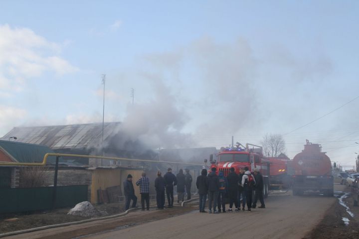 Горит дом по ул.М.Джалиля г.Мензелинск