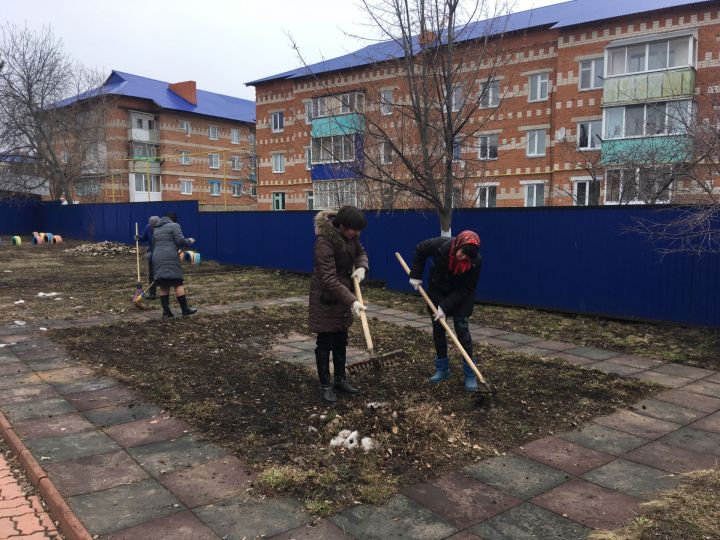 В детских садах Мензелинска продолжаются субботники