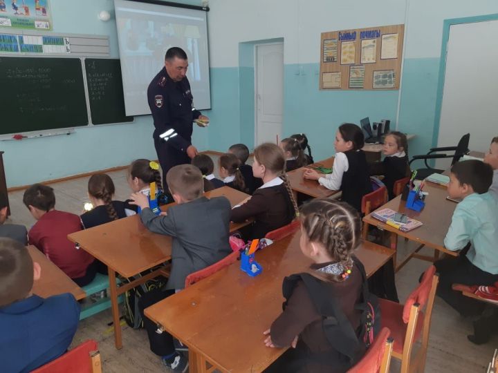 В Верхнетакерменской школе прошла встреча с сотрудниками ГИБДД