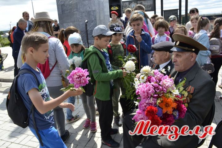 Цветы и минута молчания: День памяти и скорби в Мензелинске