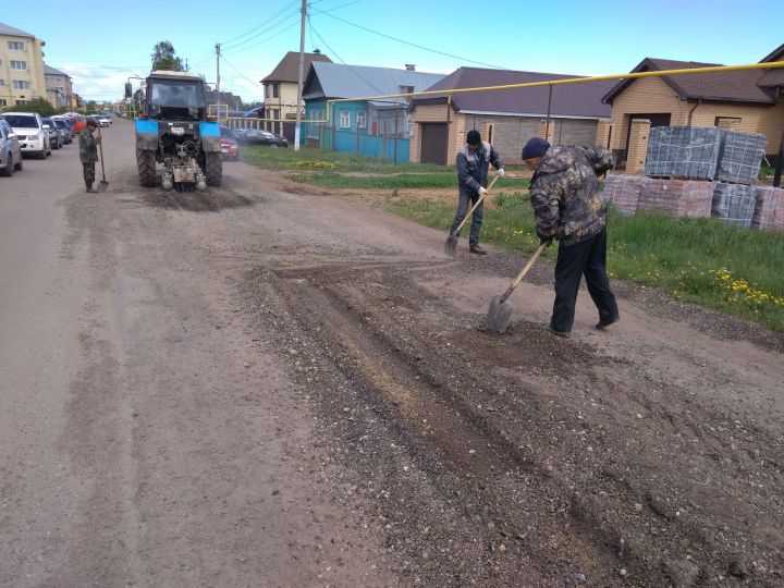 В Мензелинске продолжается ямочный ремонт