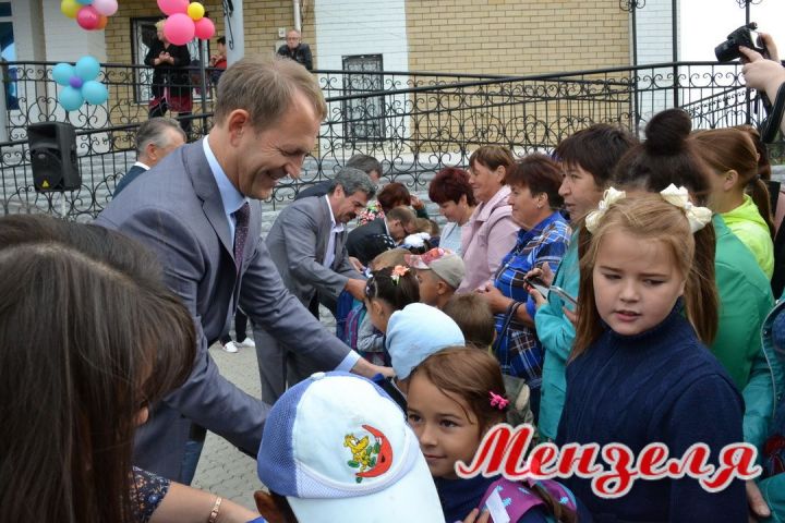 Мензелинские руководители помогли детям собраться в школу