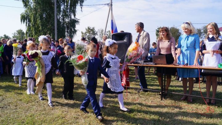 В СОШ №2 прошла торжественная линейка, посвященная Дню знаний