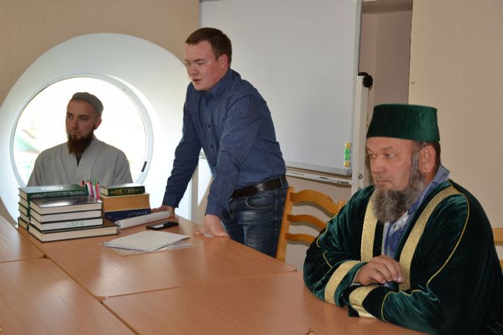 В Мензелинской мечети прочитали лекцию об опасности экстремизма и терроризма