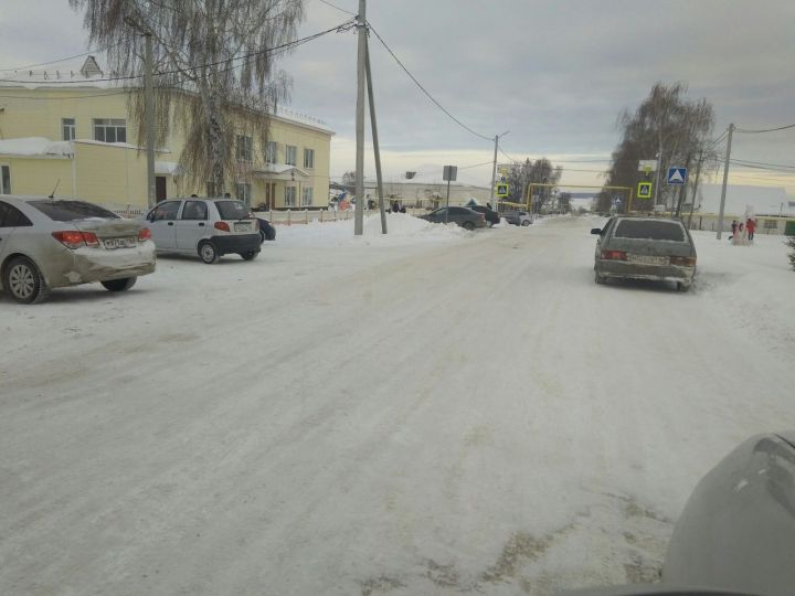 Вместо хоккейной коробки стоянка автомобилей