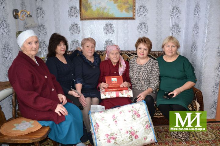 Труженицу тыла Мунавару Фархутдинову поздравили с 90-летием