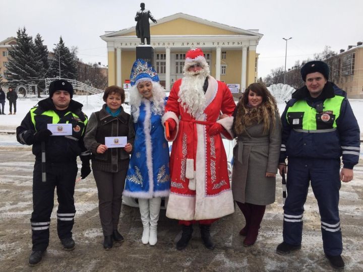 В Татарстане сотрудники ГИБДД поздравили участников дорожного движения с Новым годом