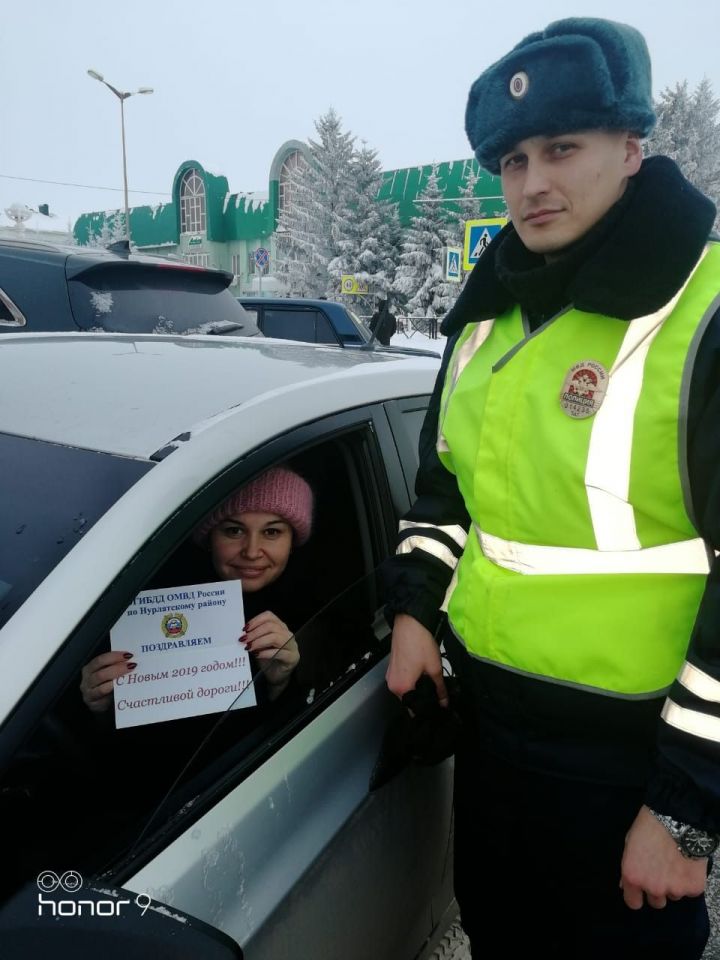 В Татарстане сотрудники ГИБДД поздравили участников дорожного движения с Новым годом