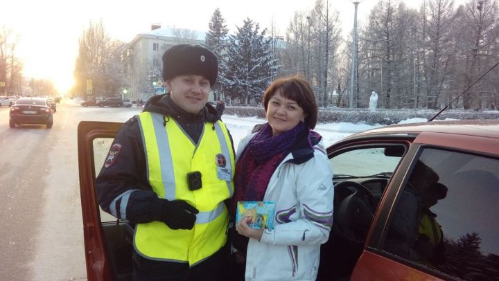 В Татарстане сотрудники ГИБДД поздравили участников дорожного движения с Новым годом