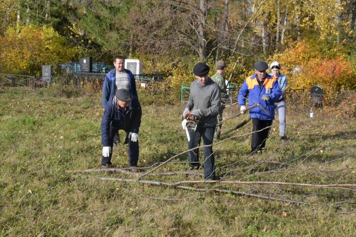 На кладбищах по улице Северная г.Мензелинск состоялся субботник