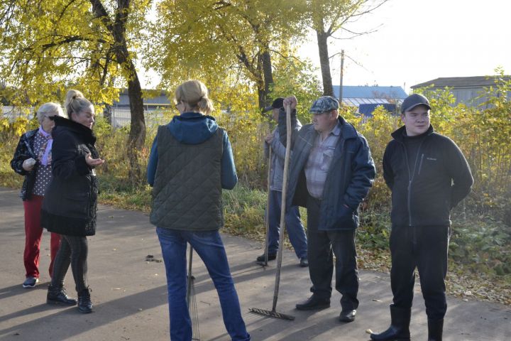 На кладбищах по улице Северная г.Мензелинск состоялся субботник